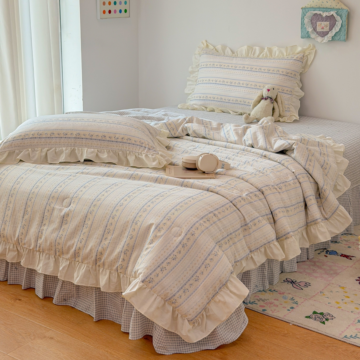 91家纺网 家纺一手货源 找家纺 女子家纺 2026新款全棉花边夏被全棉床盖夏被四件套 素条花-蓝