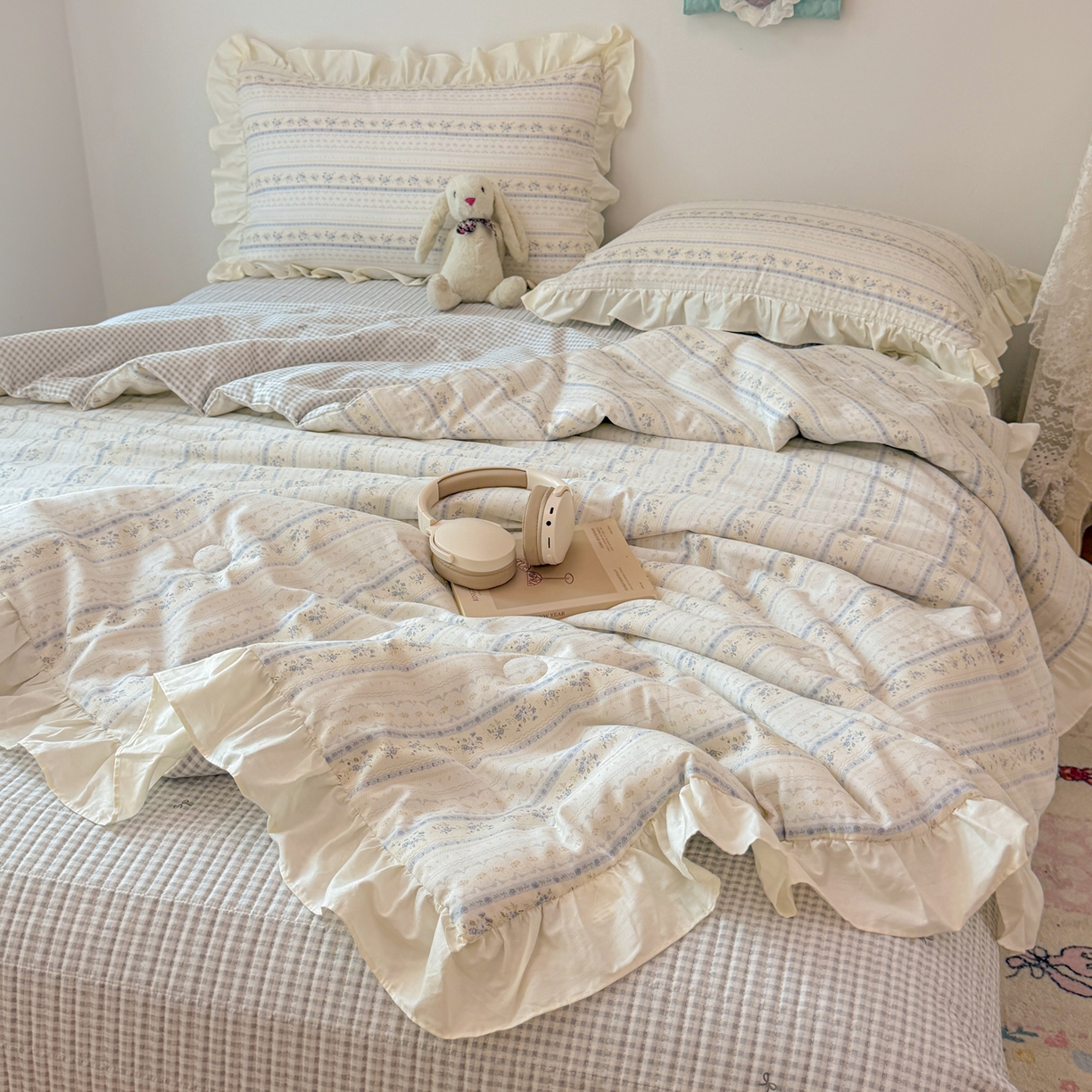 91家纺网 家纺一手货源 找家纺 女子家纺 2026新款全棉花边夏被全棉床盖夏被四件套 素条花-蓝