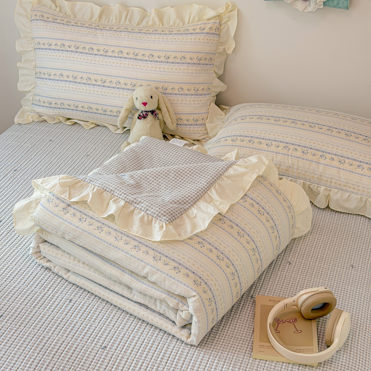 91家纺网 家纺一手货源 找家纺 女子家纺 2026新款全棉花边夏被全棉床盖夏被四件套 素条花-蓝