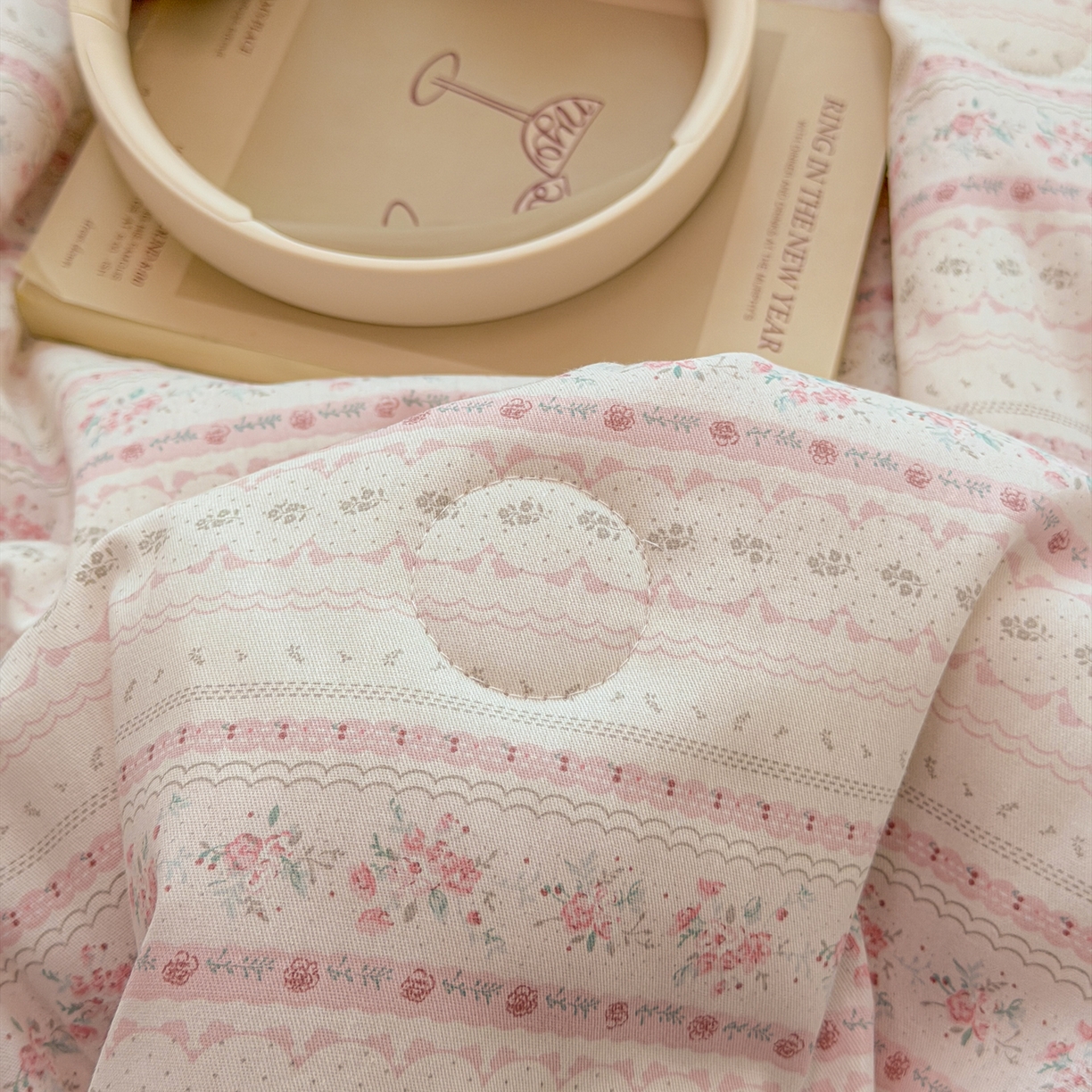 91家纺网 家纺一手货源 找家纺 女子家纺 2026新款全棉花边夏被全棉床盖夏被四件套 素条花-粉