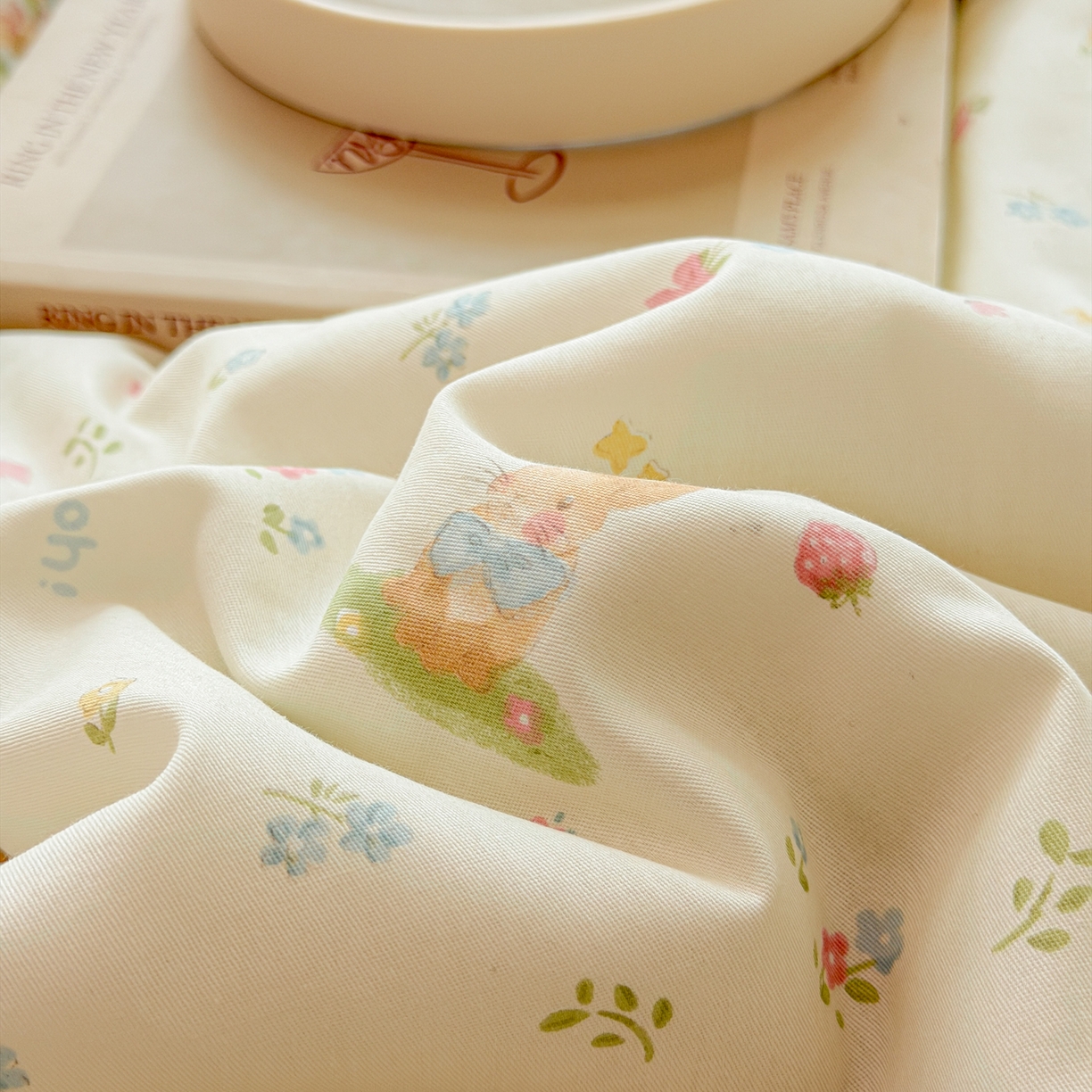 91家纺网 家纺一手货源 找家纺 女子家纺 2026新款全棉花边夏被全棉床盖夏被四件套 兔与花笺