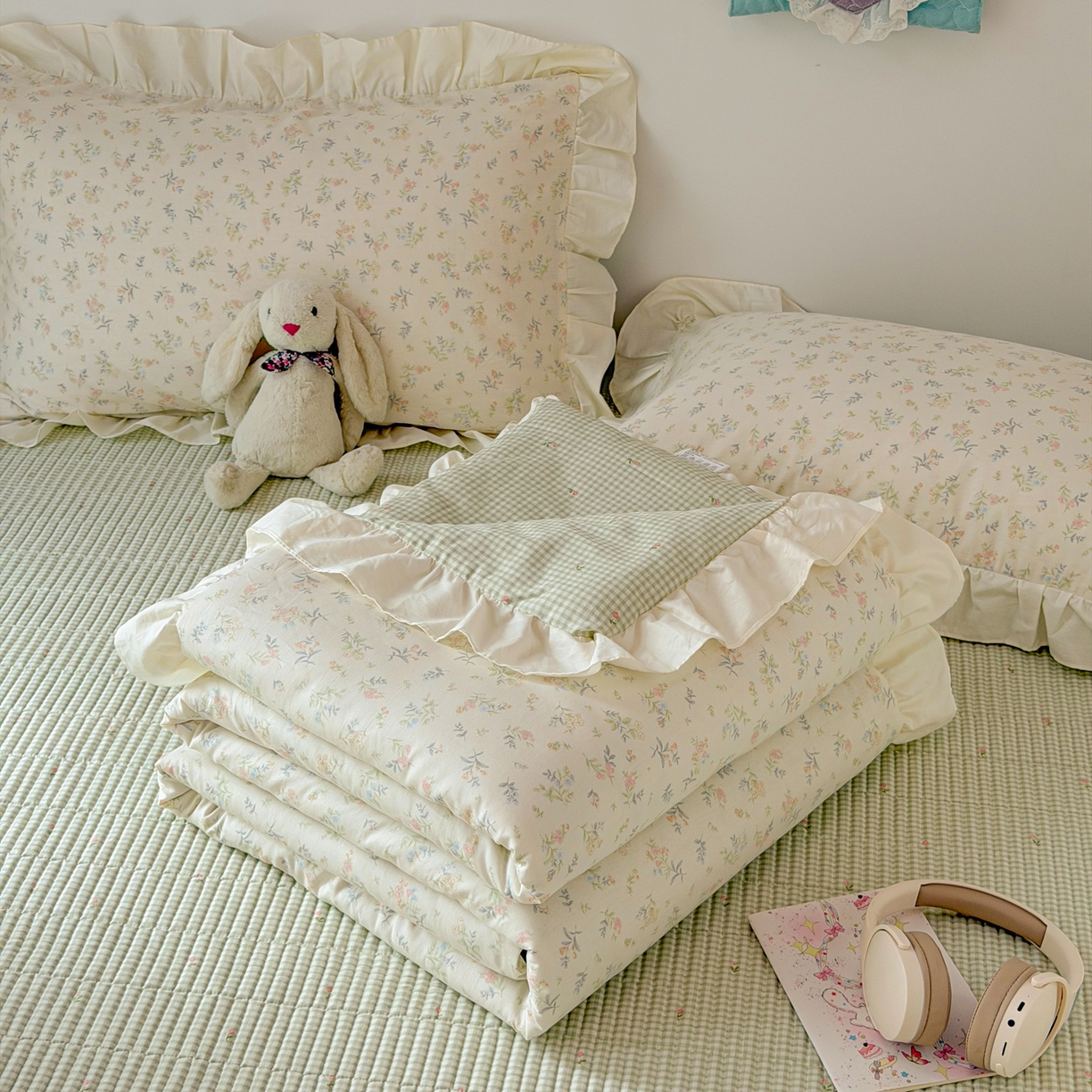 91家纺网 家纺一手货源 找家纺 女子家纺 2026新款全棉花边夏被全棉床盖夏被四件套 晚棠枝语