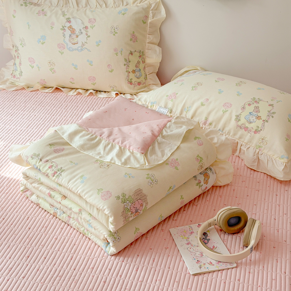 91家纺网 家纺一手货源 找家纺 女子家纺 2026新款全棉花边夏被全棉床盖夏被四件套 云间花信