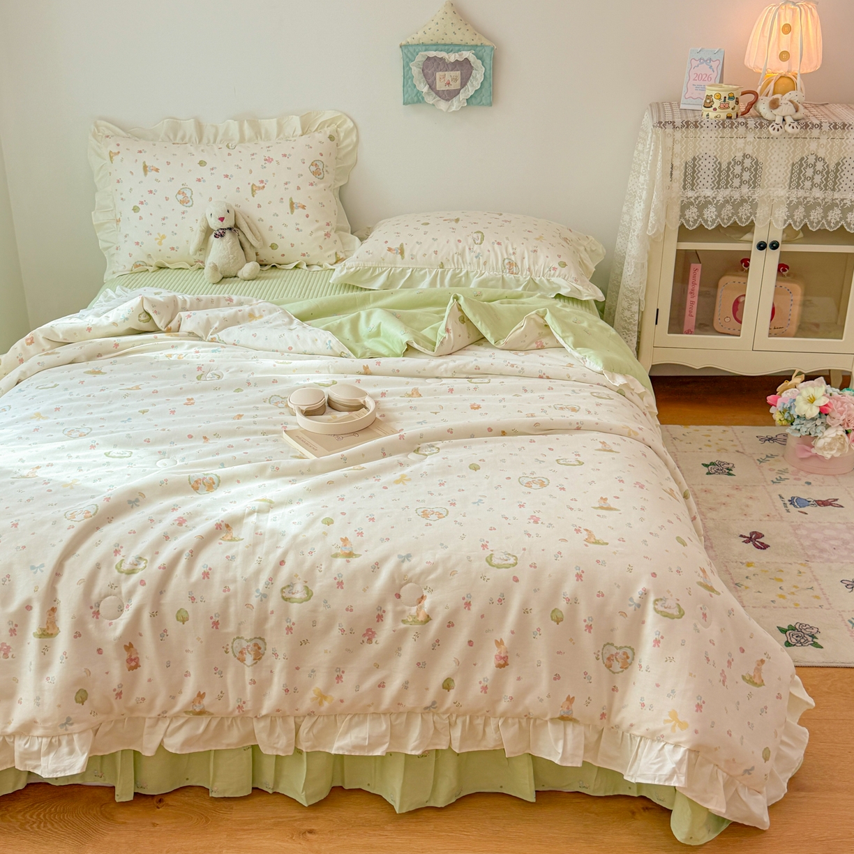 91家纺网 家纺一手货源 找家纺 女子家纺 2026新款全棉花边夏被全棉床盖夏被四件套 兔与花笺