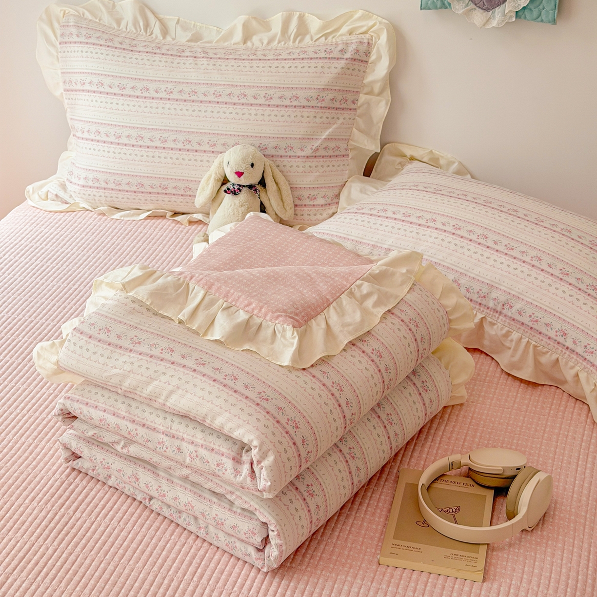 91家纺网 家纺一手货源 找家纺 女子家纺 2026新款全棉花边夏被全棉床盖夏被四件套 素条花-粉