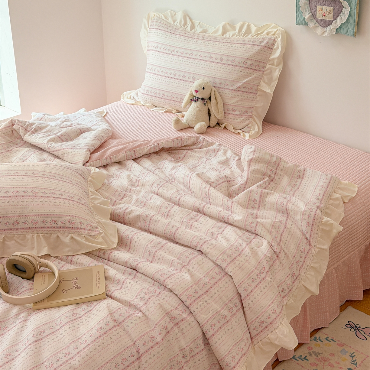 91家纺网 家纺一手货源 找家纺 女子家纺 2026新款全棉花边夏被全棉床盖夏被四件套 素条花-粉