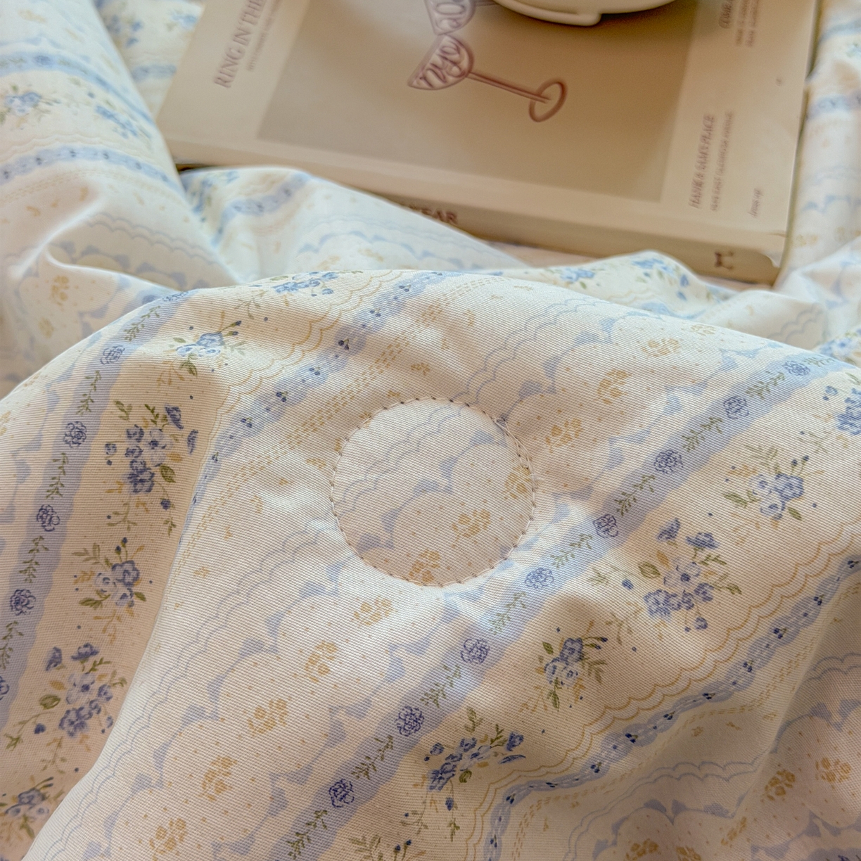 91家纺网 家纺一手货源 找家纺 女子家纺 2026新款全棉花边夏被全棉床盖夏被四件套 素条花-蓝