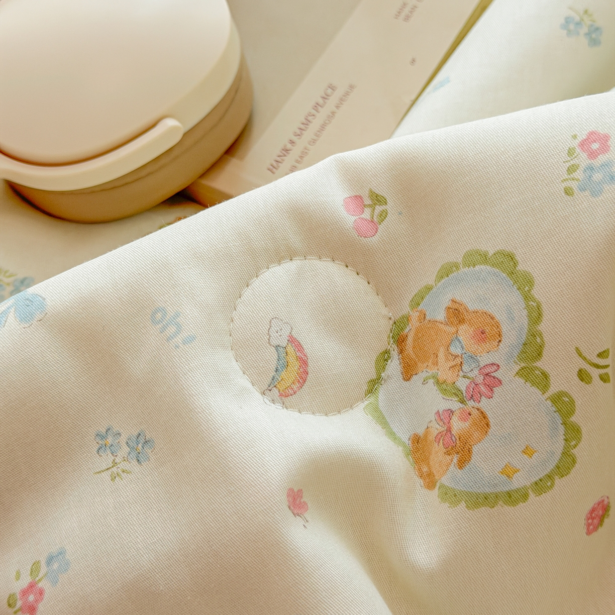 91家纺网 家纺一手货源 找家纺 女子家纺 2026新款全棉花边夏被全棉床盖夏被四件套 兔与花笺