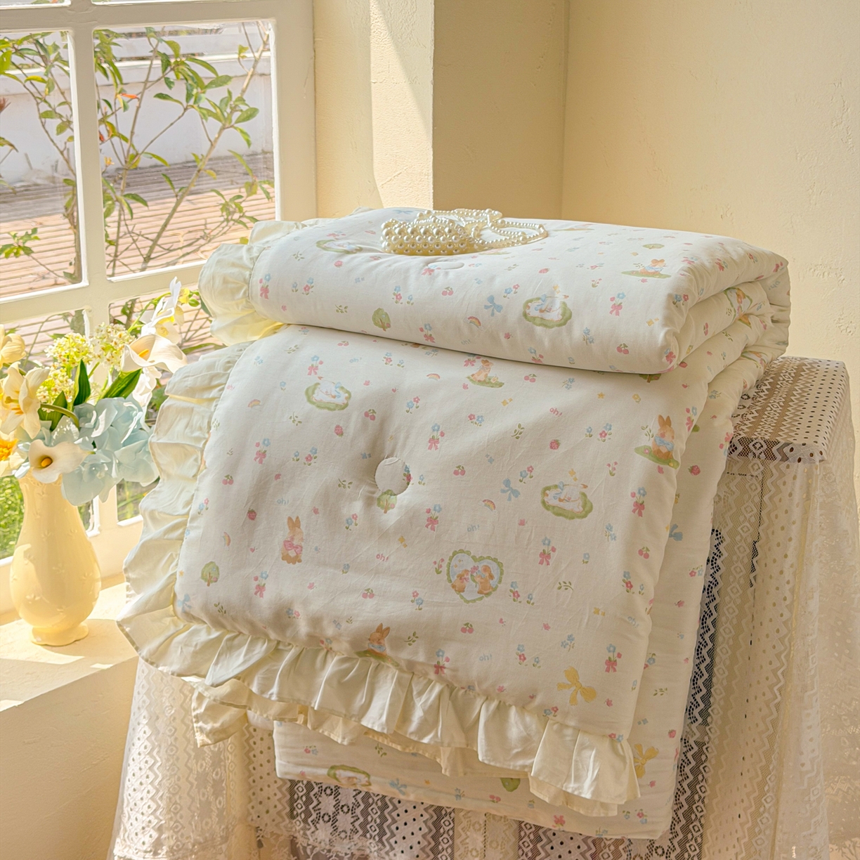 91家纺网 家纺一手货源 找家纺 女子家纺 2026新款全棉花边夏被全棉床盖夏被四件套 兔与花笺