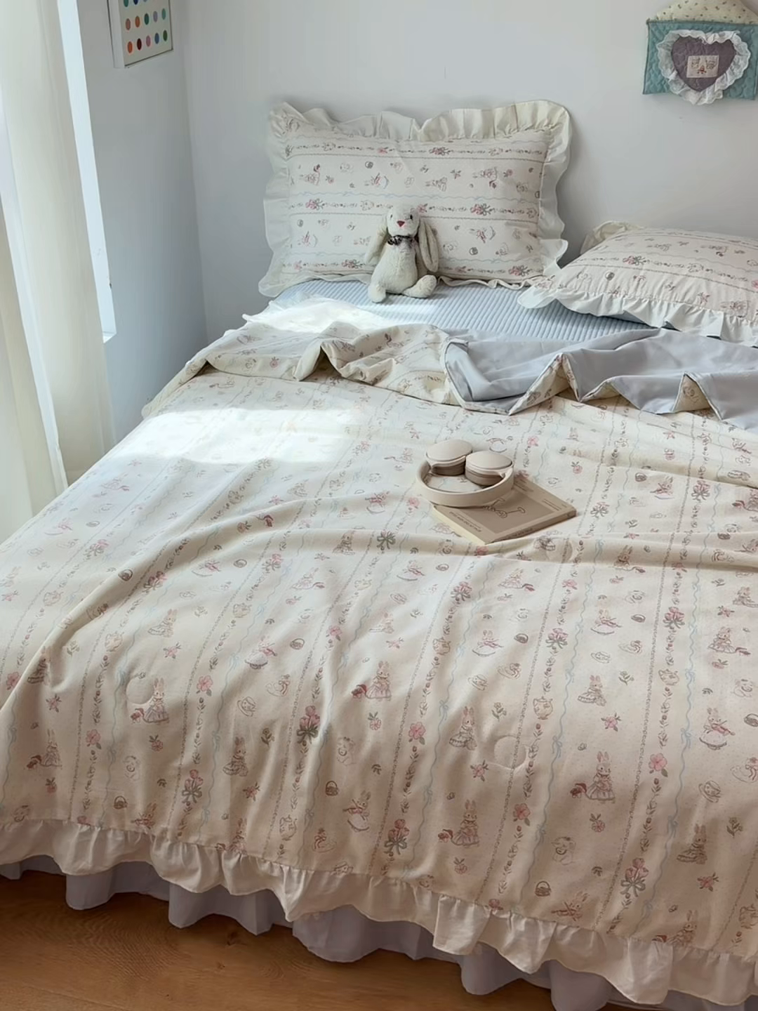 91家纺网 家纺一手货源 找家纺 女子家纺 2026新款全棉花边夏被全棉床盖夏被四件套 幸福小兔