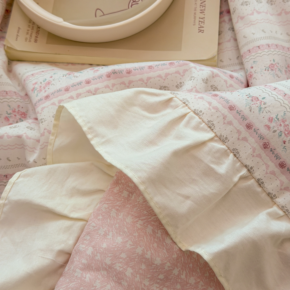 91家纺网 家纺一手货源 找家纺 女子家纺 2026新款全棉花边夏被全棉床盖夏被四件套 素条花-粉