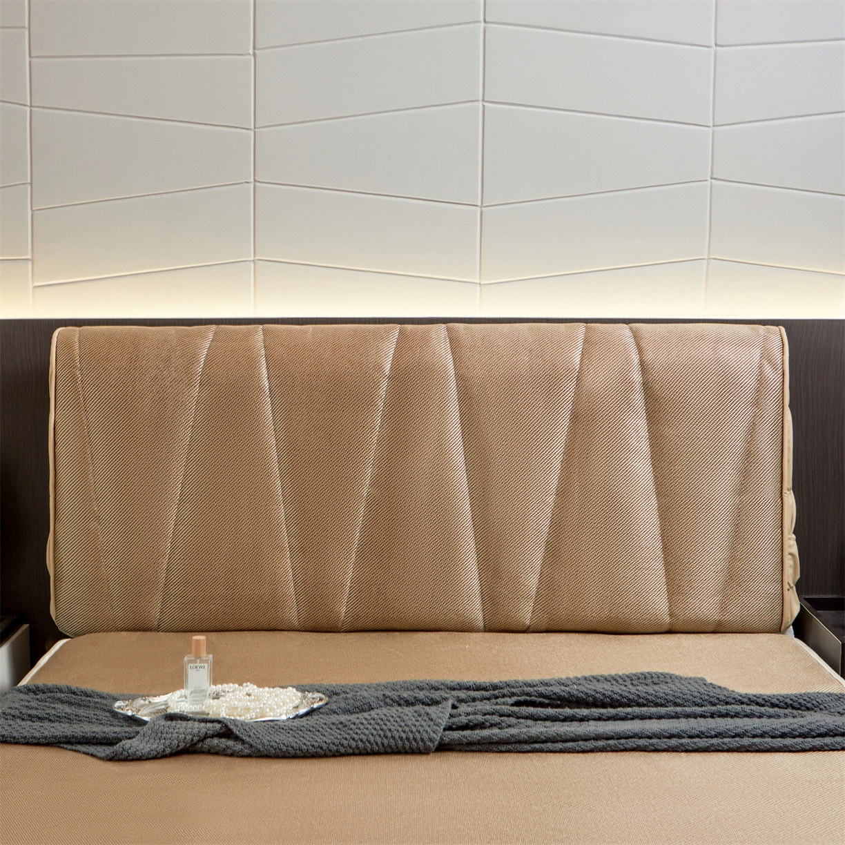 91家纺网 家纺一手货源 找家纺 情恒家纺 2026新款冰藤加厚双面全包床头罩 皇家-香槟金 1.9米