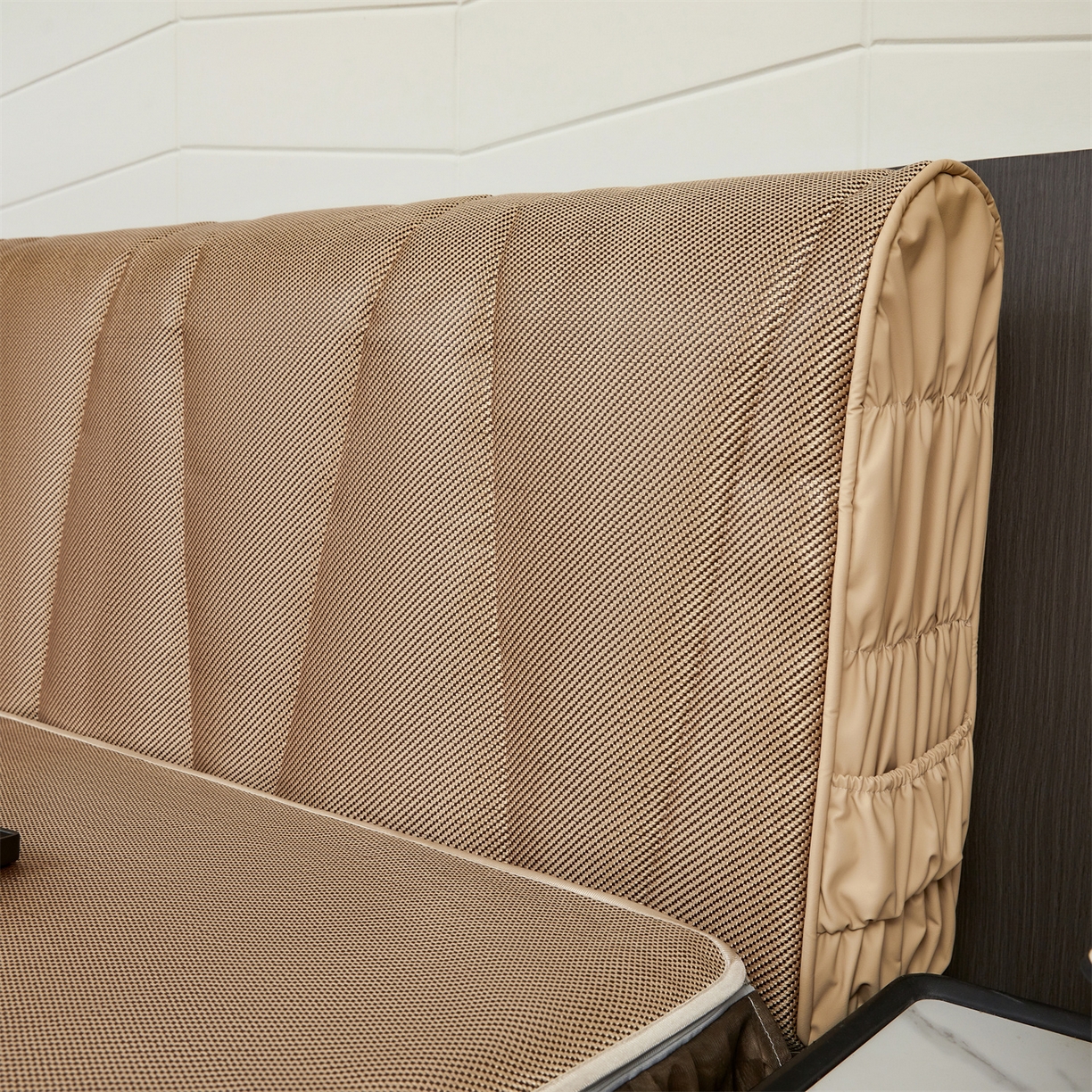 91家纺网 家纺一手货源 找家纺 情恒家纺 2026新款冰藤加厚双面全包床头罩 皇家-香槟金 1.8米