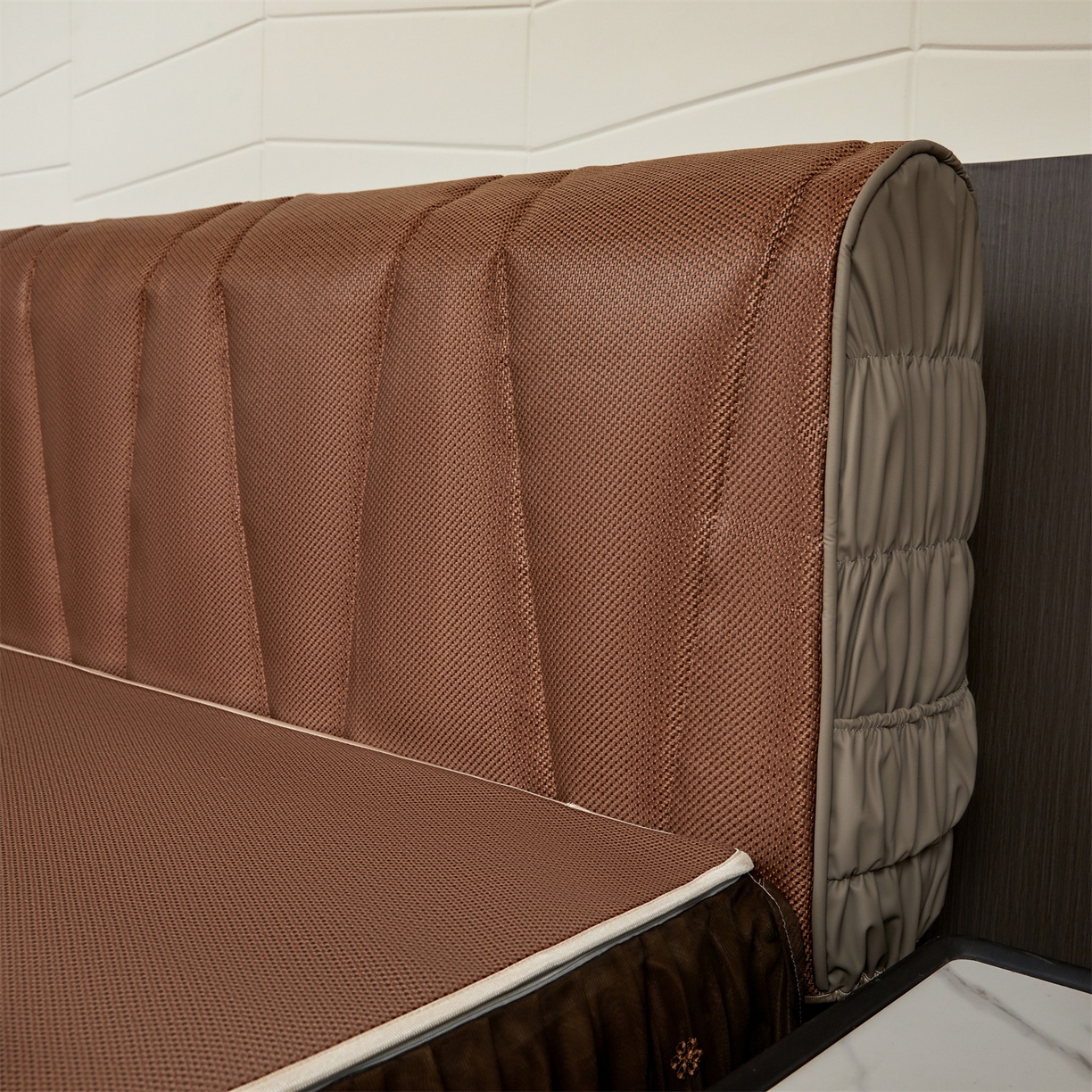 91家纺网 家纺一手货源 找家纺 情恒家纺 2026新款冰藤加厚双面全包床头罩 皇家-咖啡棕 2.3米
