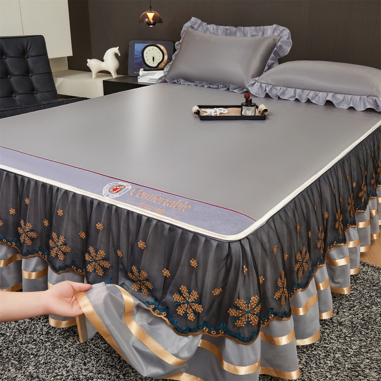 91家纺网 家纺一手货源 找家纺 情恒家纺 2026新款冰藤席可拆卸床裙款凉席席子凉席三件套-皇家 皇家-高级灰