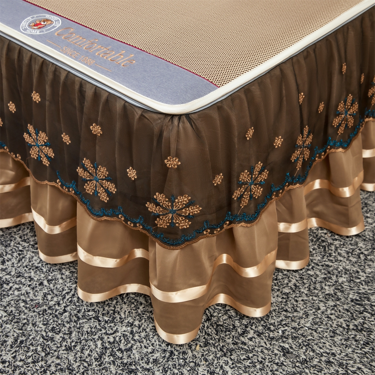 91家纺网 家纺一手货源 找家纺 情恒家纺 2026新款冰藤席可拆卸床裙款凉席席子凉席三件套-皇家 皇家-香槟金