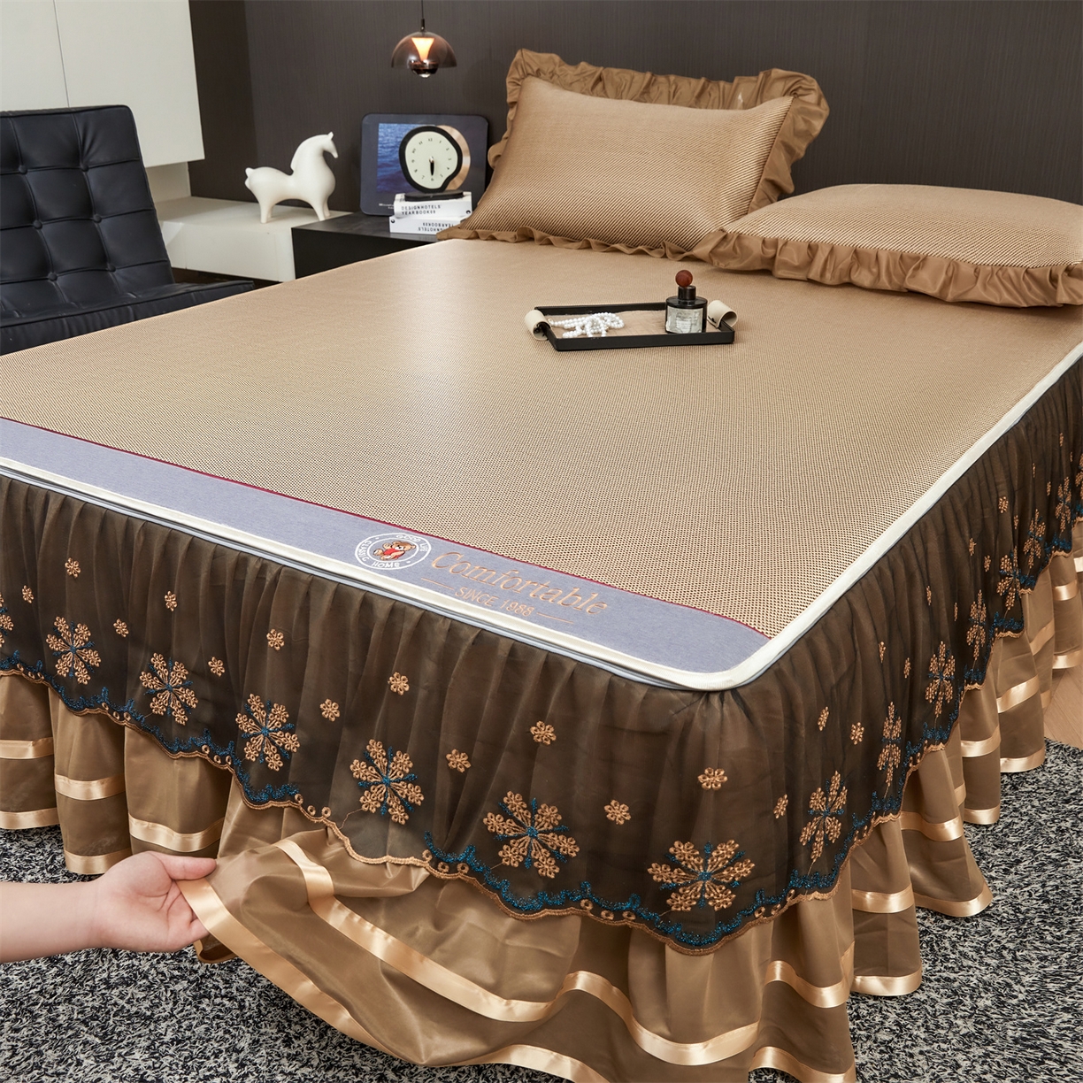 91家纺网 家纺一手货源 找家纺 情恒家纺 2026新款冰藤席可拆卸床裙款凉席席子凉席三件套-皇家 皇家-香槟金