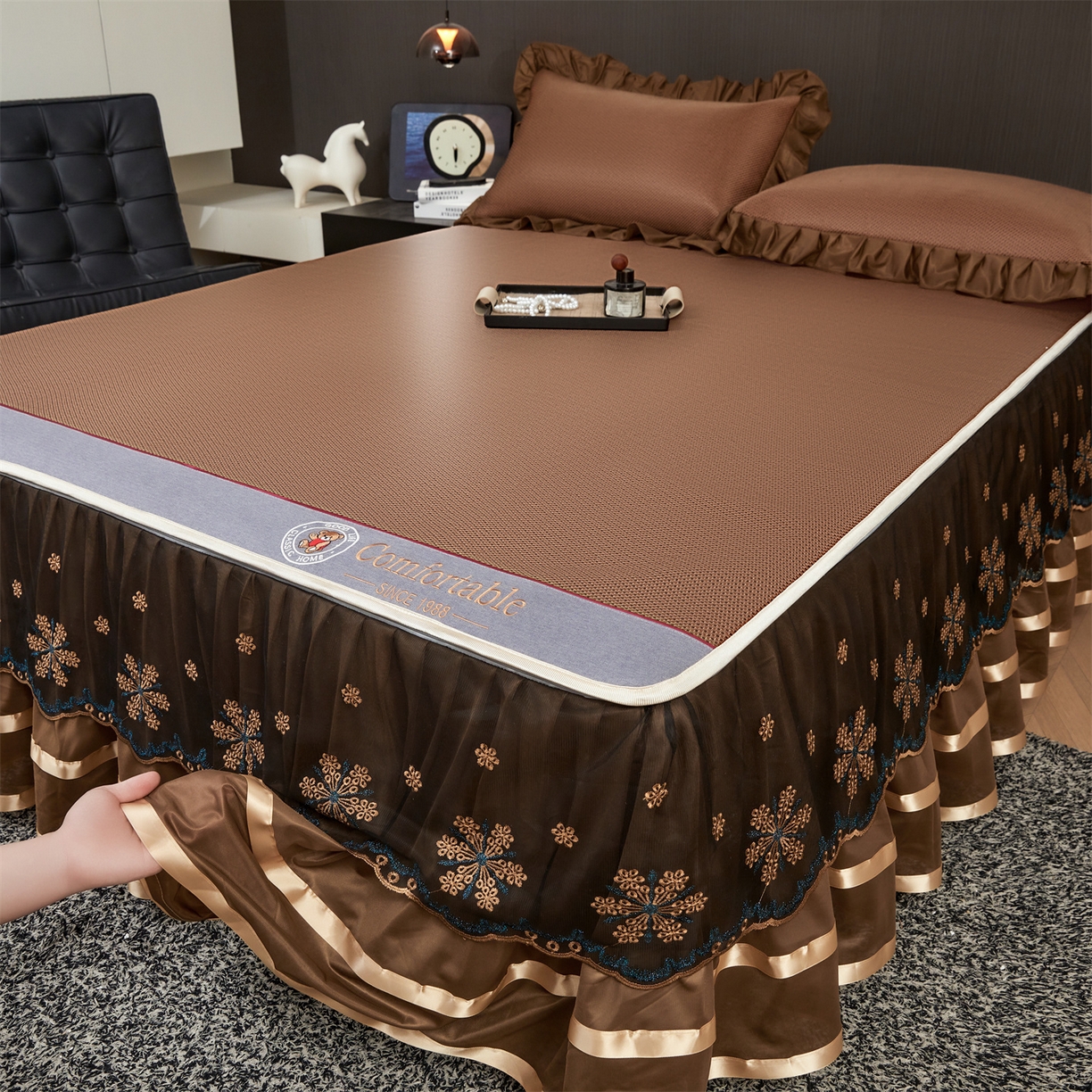 91家纺网 家纺一手货源 找家纺 情恒家纺 2026新款冰藤席可拆卸床裙款凉席席子凉席三件套-皇家 皇家-咖啡棕