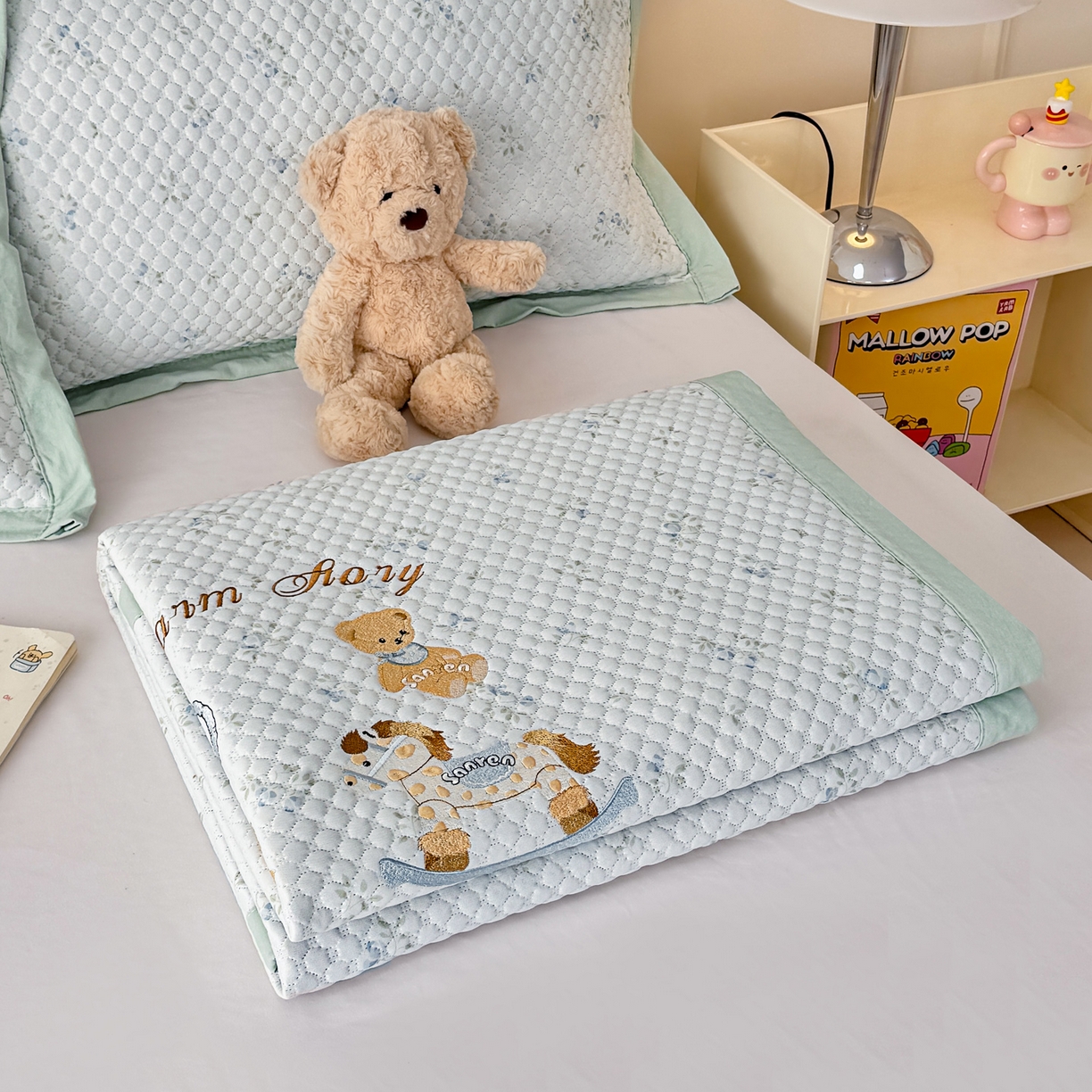 91家纺网 家纺一手货源 找家纺 寐居家纺 2026新款冰豆豆印加绣凉席席子 回忆童话