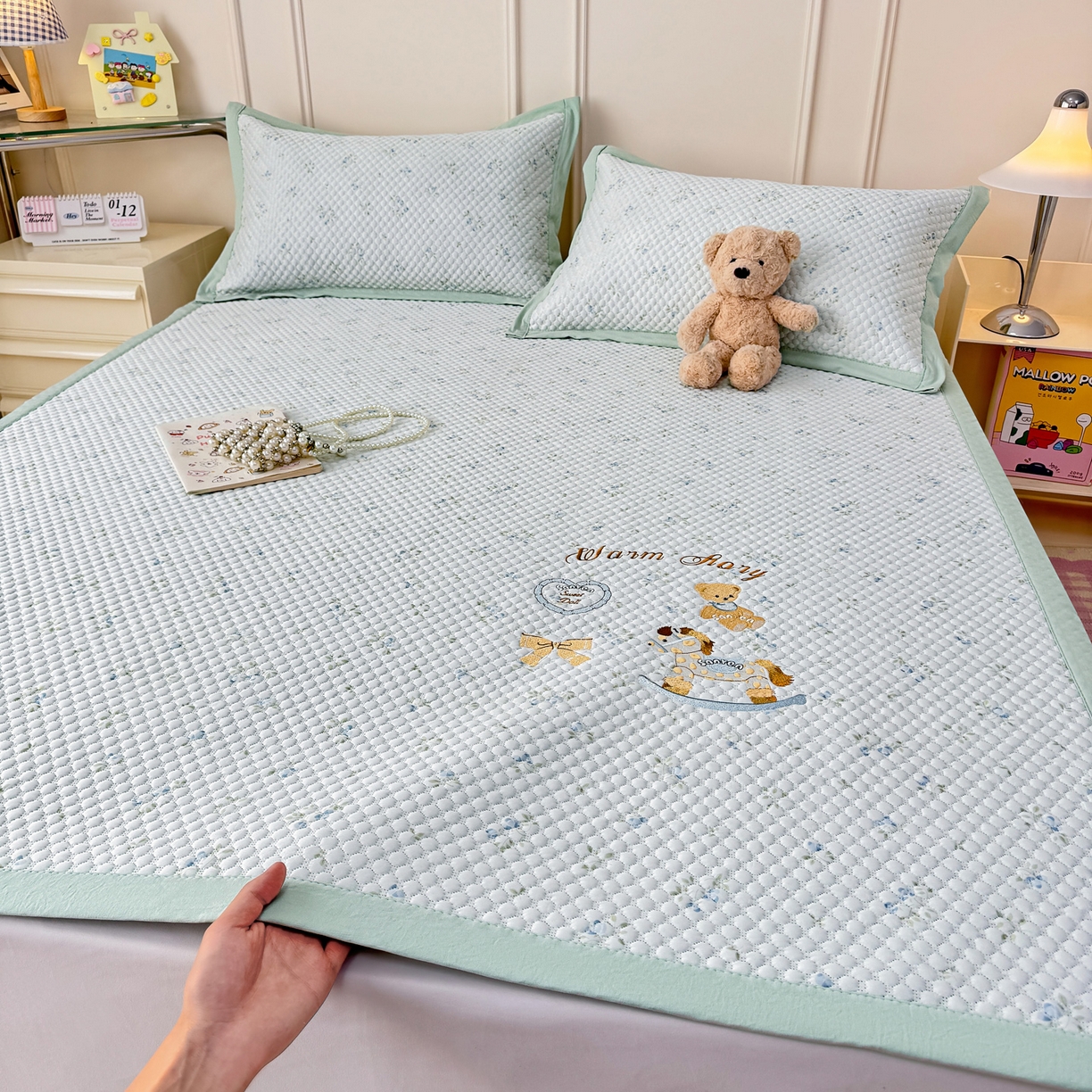 91家纺网 家纺一手货源 找家纺 寐居家纺 2026新款冰豆豆印加绣凉席席子 回忆童话