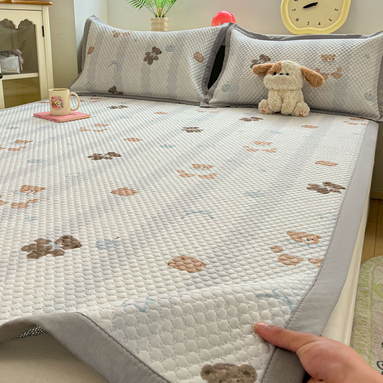 91家纺网 家纺一手货源 找家纺 寐居家纺 2025新款纯色毛巾绣牛奶绒四件套 樱桃兔-嫩粉