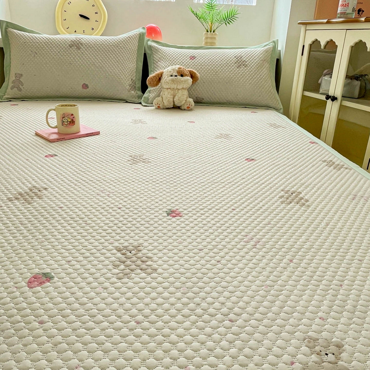 91家纺网 家纺一手货源 找家纺 寐居家纺 2026新款冰豆豆治愈系凉席席子 治愈-草莓熊绿