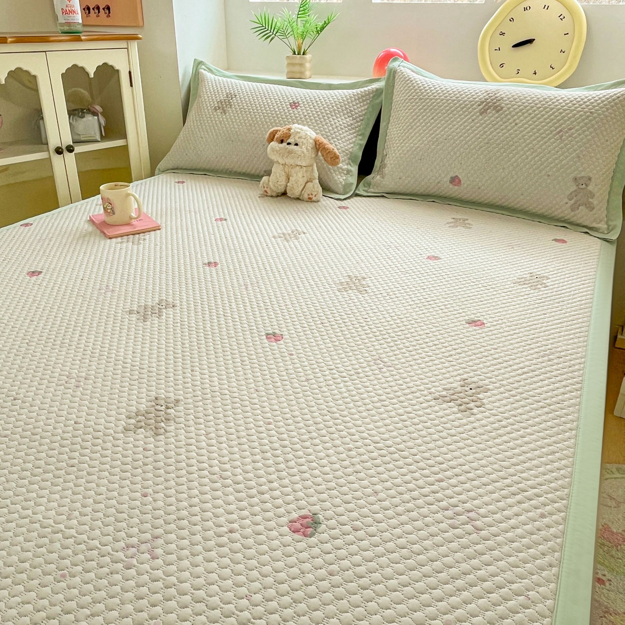 91家纺网 家纺一手货源 找家纺 寐居家纺 2026新款冰豆豆治愈系凉席席子 治愈-草莓熊绿