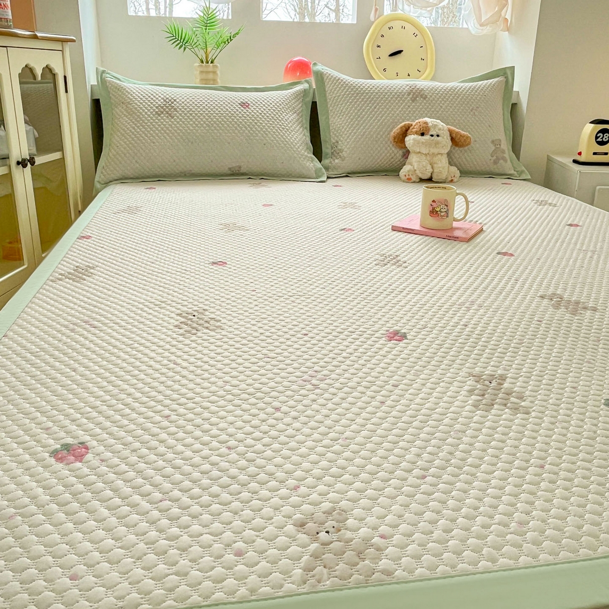 91家纺网 家纺一手货源 找家纺 寐居家纺 2026新款冰豆豆治愈系凉席席子 治愈-草莓熊绿