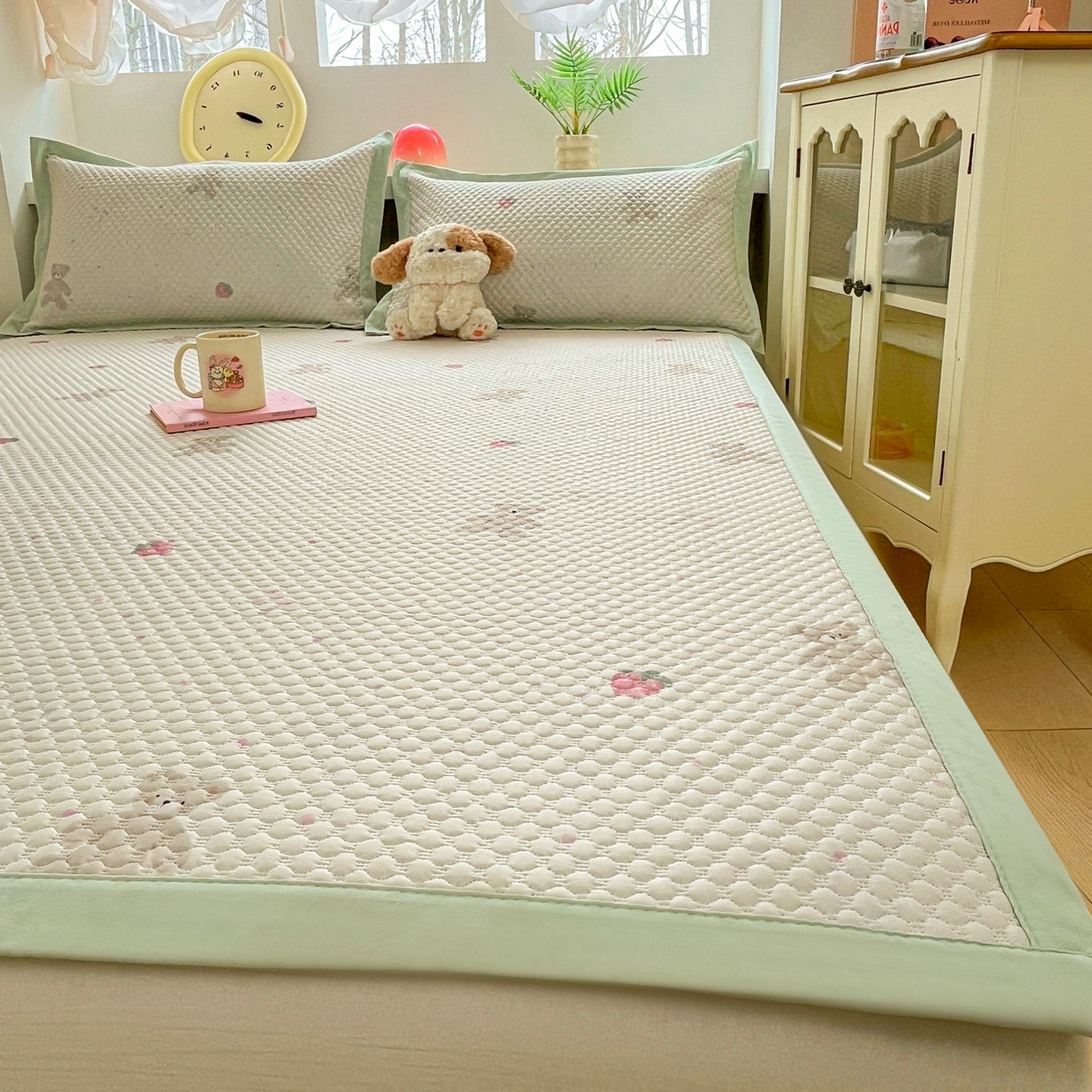 91家纺网 家纺一手货源 找家纺 寐居家纺 2026新款冰豆豆治愈系凉席席子 治愈-草莓熊绿