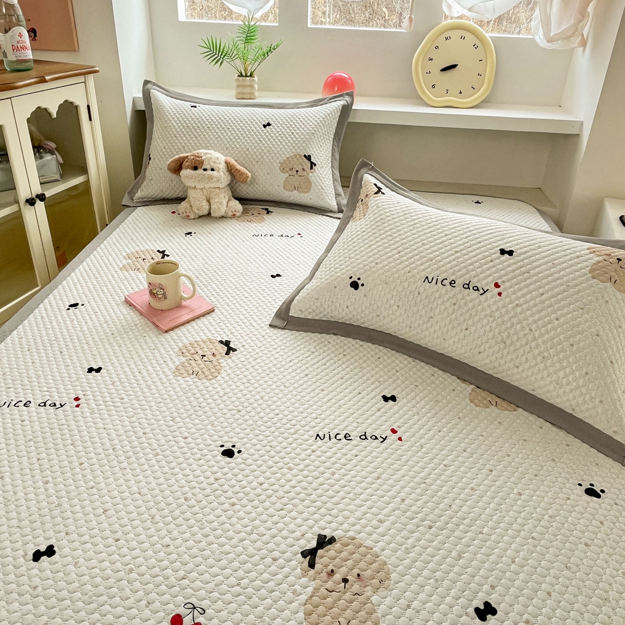 91家纺网 家纺一手货源 找家纺 寐居家纺 2026新款冰豆豆治愈系凉席席子 治愈-樱桃狗灰