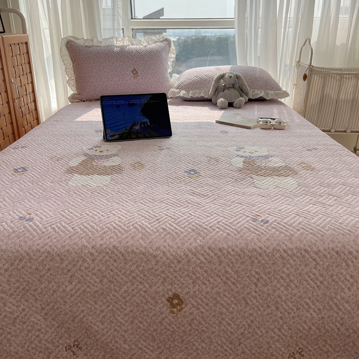 91家纺网 家纺一手货源 找家纺 悦织湾家纺 2026新款印花泡芙棉花边床盖三件套春秋夏秋床罩款三件套轻奢时尚 花边-可爱熊