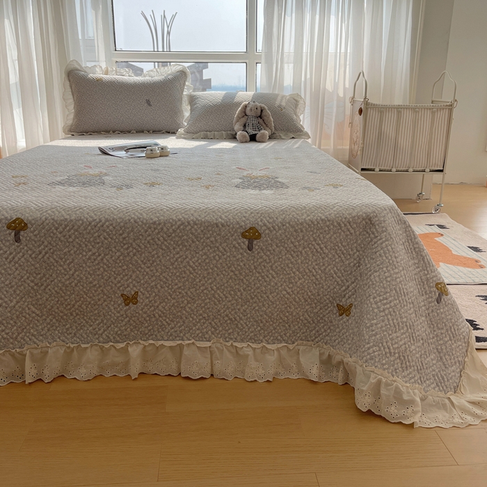 91家纺网 家纺一手货源 找家纺 悦织湾家纺 2026新款印花泡芙棉花边床盖三件套春秋夏秋床罩款三件套轻奢时尚 花边-花样年华