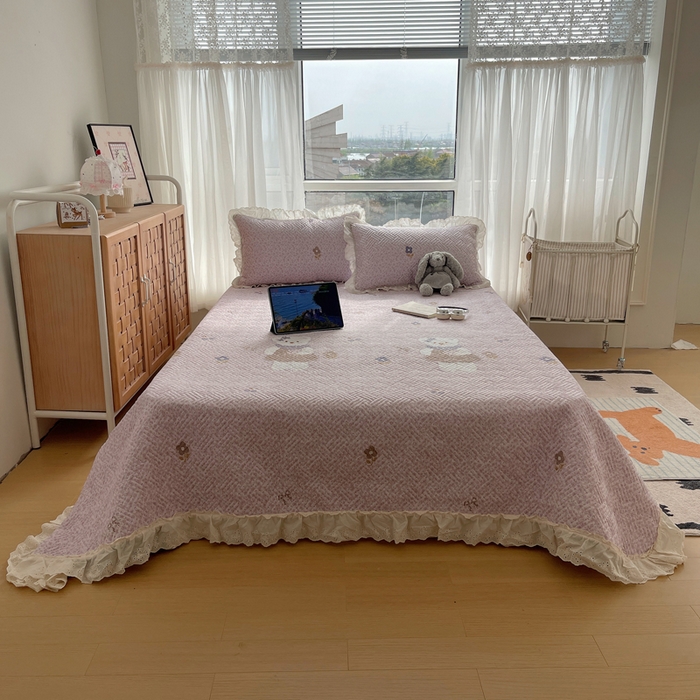 91家纺网 家纺一手货源 找家纺 悦织湾家纺 2026新款印花泡芙棉花边床盖三件套春秋夏秋床罩款三件套轻奢时尚 花边-可爱熊