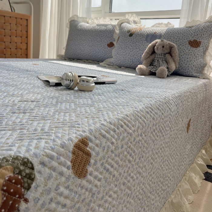 91家纺网 家纺一手货源 找家纺 悦织湾家纺 2026新款印花泡芙棉花边床盖三件套春秋夏秋床罩款三件套轻奢时尚 花边-爱心家园