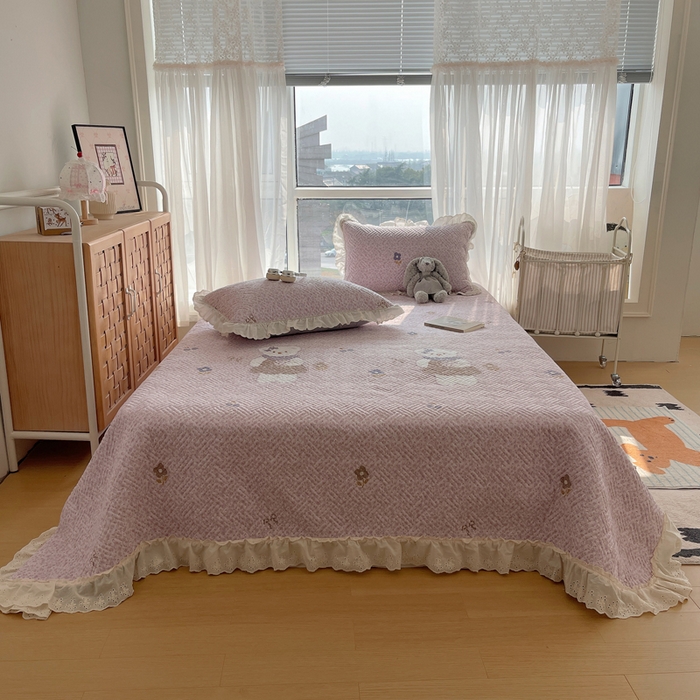 91家纺网 家纺一手货源 找家纺 悦织湾家纺 2026新款印花泡芙棉花边床盖三件套春秋夏秋床罩款三件套轻奢时尚 花边-可爱熊