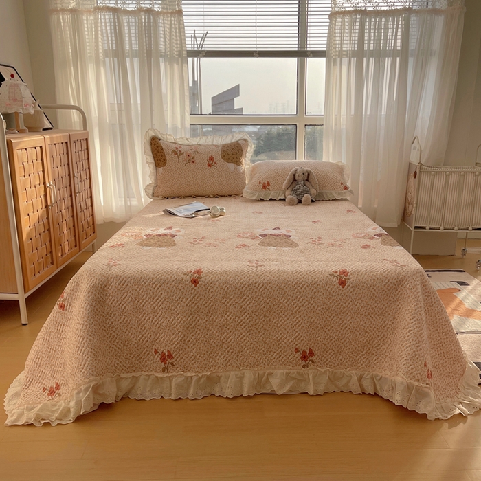 91家纺网 家纺一手货源 找家纺 悦织湾家纺 2026新款印花泡芙棉花边床盖三件套春秋夏秋床罩款三件套轻奢时尚 花边-圣诞花语