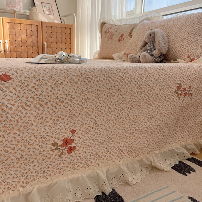 91家纺网 家纺一手货源 找家纺 悦织湾家纺 2026新款印花泡芙棉花边床盖三件套春秋夏秋床罩款三件套轻奢时尚 花边-圣诞花语