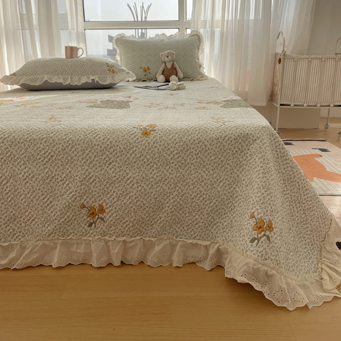 91家纺网 家纺一手货源 找家纺 悦织湾家纺 2026新款印花泡芙棉花边床盖三件套春秋夏秋床罩款三件套轻奢时尚 花边-含花诗放