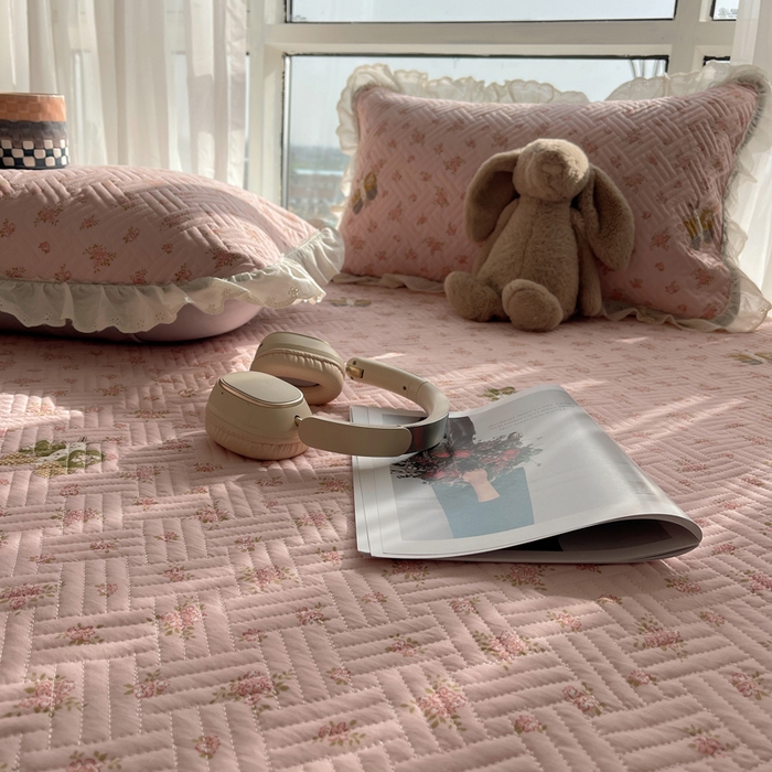 91家纺网 家纺一手货源 找家纺 悦织湾家纺 2026新款印花泡芙棉花边床盖三件套春秋夏秋床罩款三件套轻奢时尚 花边-温馨时光