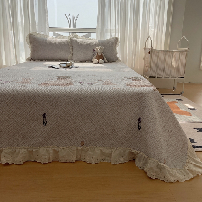 91家纺网 家纺一手货源 找家纺 悦织湾家纺 2026新款印花泡芙棉花边床盖三件套春秋夏秋床罩款三件套轻奢时尚 花边-心心相连