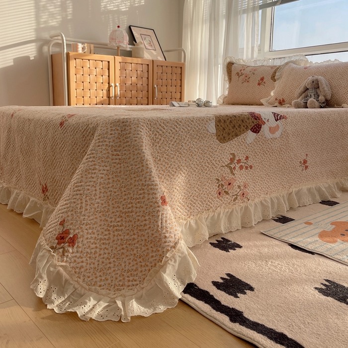 91家纺网 家纺一手货源 找家纺 悦织湾家纺 2026新款印花泡芙棉花边床盖三件套春秋夏秋床罩款三件套轻奢时尚 花边-圣诞花语