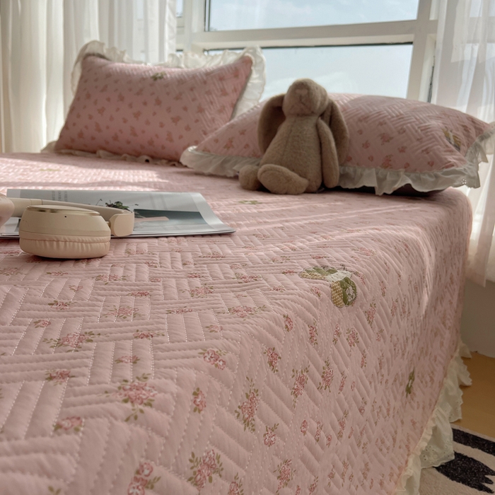 91家纺网 家纺一手货源 找家纺 悦织湾家纺 2026新款印花泡芙棉花边床盖三件套春秋夏秋床罩款三件套轻奢时尚 花边-温馨时光