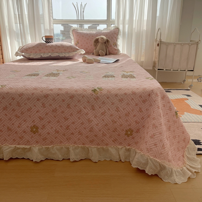91家纺网 家纺一手货源 找家纺 悦织湾家纺 2026新款印花泡芙棉花边床盖三件套春秋夏秋床罩款三件套轻奢时尚 花边-温馨时光