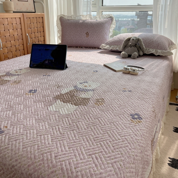 91家纺网 家纺一手货源 找家纺 悦织湾家纺 2026新款印花泡芙棉花边床盖三件套春秋夏秋床罩款三件套轻奢时尚 花边-可爱熊