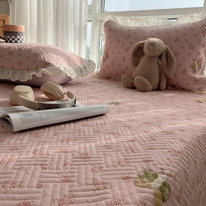 91家纺网 家纺一手货源 找家纺 悦织湾家纺 2026新款印花泡芙棉花边床盖三件套春秋夏秋床罩款三件套轻奢时尚 花边-温馨时光