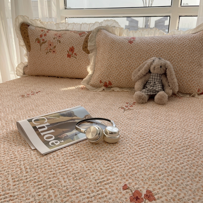 91家纺网 家纺一手货源 找家纺 悦织湾家纺 2026新款印花泡芙棉花边床盖三件套春秋夏秋床罩款三件套轻奢时尚 花边-圣诞花语