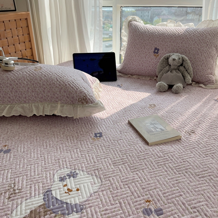 91家纺网 家纺一手货源 找家纺 悦织湾家纺 2026新款印花泡芙棉花边床盖三件套春秋夏秋床罩款三件套轻奢时尚 花边-可爱熊