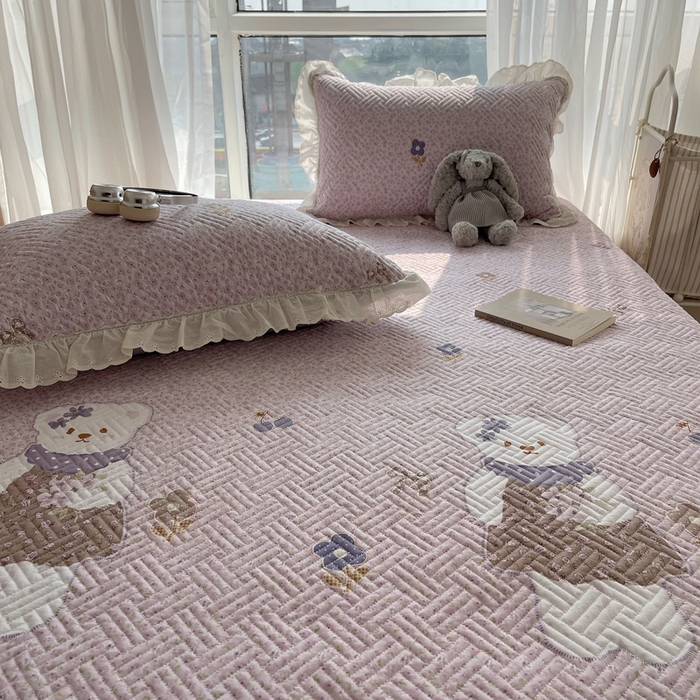 91家纺网 家纺一手货源 找家纺 悦织湾家纺 2026新款印花泡芙棉花边床盖三件套春秋夏秋床罩款三件套轻奢时尚 花边-可爱熊