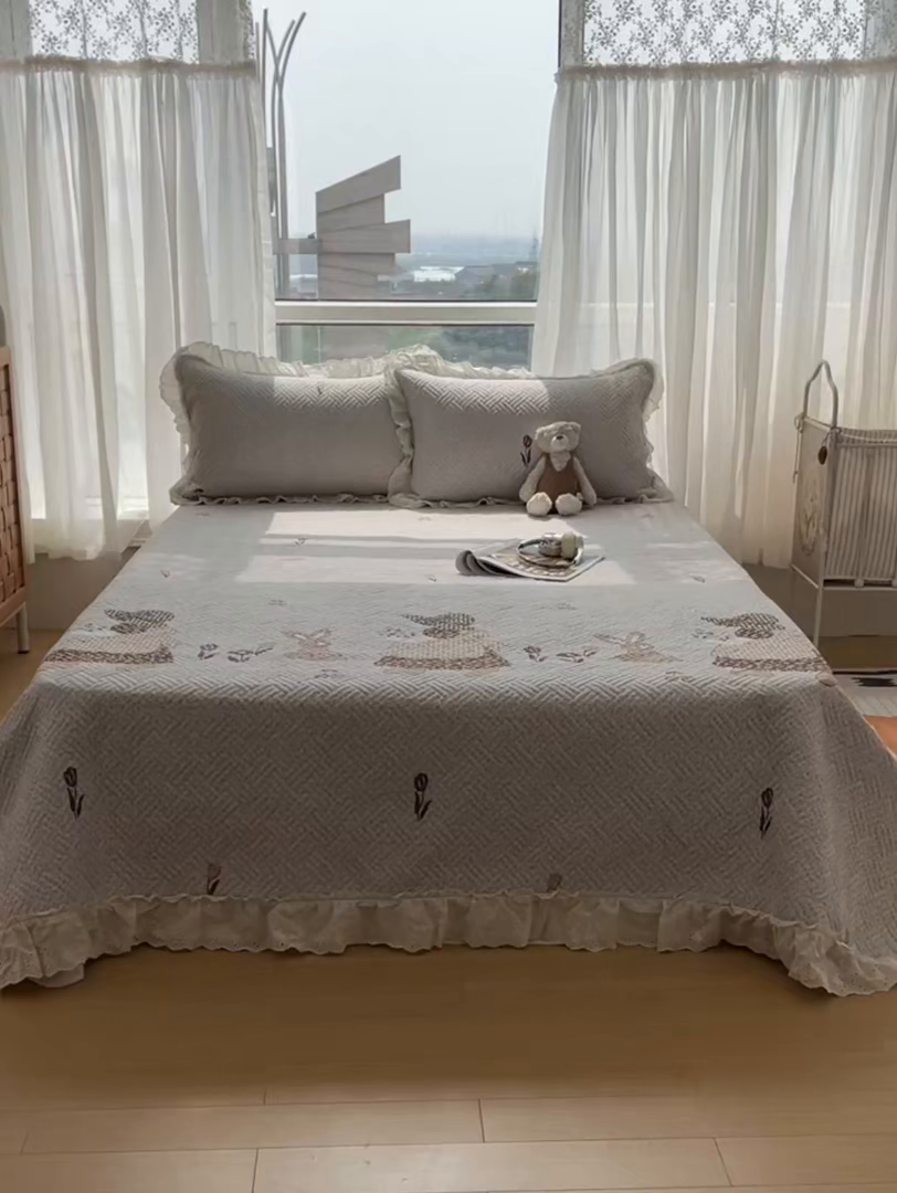 91家纺网 家纺一手货源 找家纺 悦织湾家纺 2026新款印花泡芙棉花边床盖三件套春秋夏秋床罩款三件套轻奢时尚 花边-心心相连