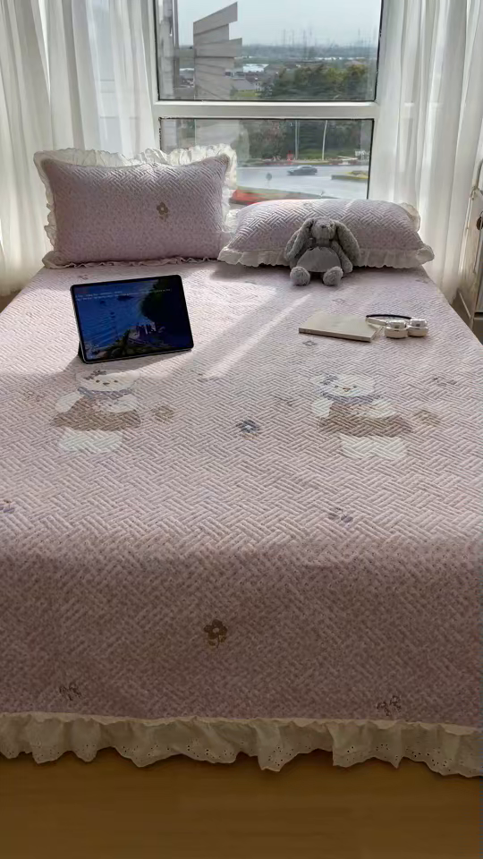 91家纺网 家纺一手货源 找家纺 悦织湾家纺 2026新款印花泡芙棉花边床盖三件套春秋夏秋床罩款三件套轻奢时尚 花边-可爱熊